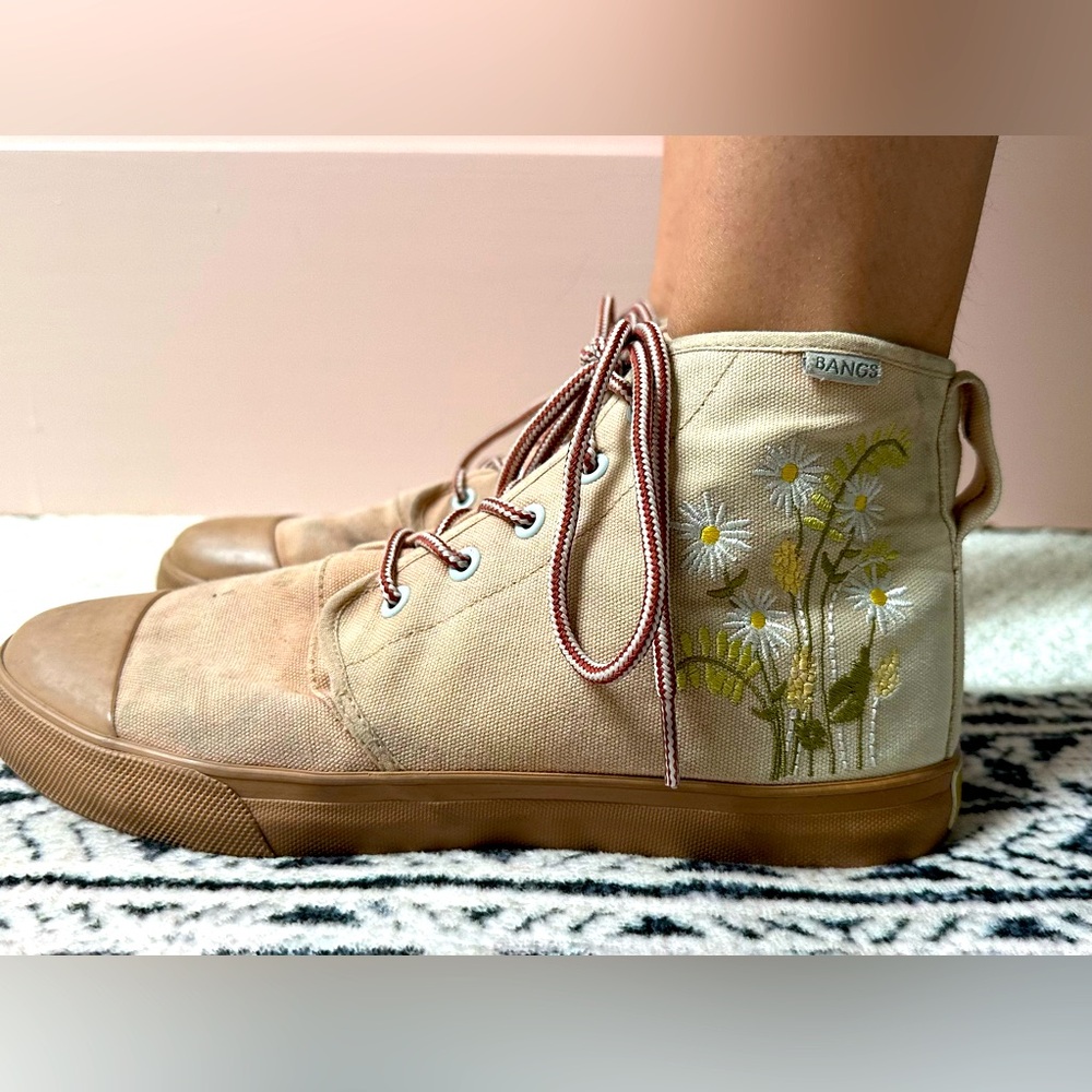 Bangs Floral embroidered High Tops Women’s 9/Men’s 7.5